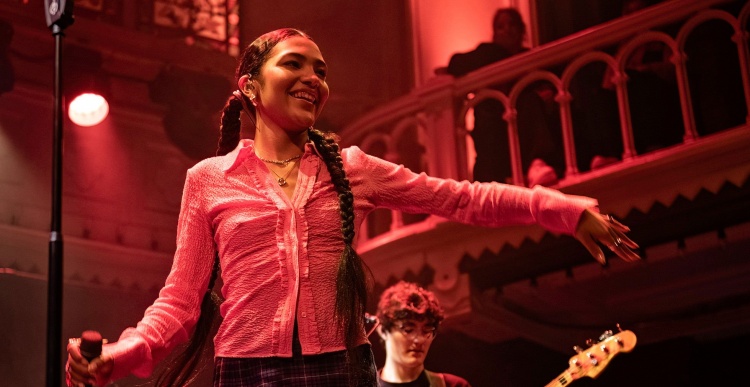 Olivia Dean Captivates Europe: From Sold-Out Arenas to Whitney Houston Comparisons