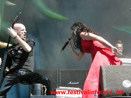 Within Temptation op Ozzfest 2002 foto