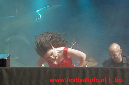 Within Temptation op Ozzfest 2002 foto