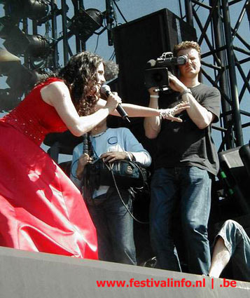 Within Temptation op Ozzfest 2002 foto