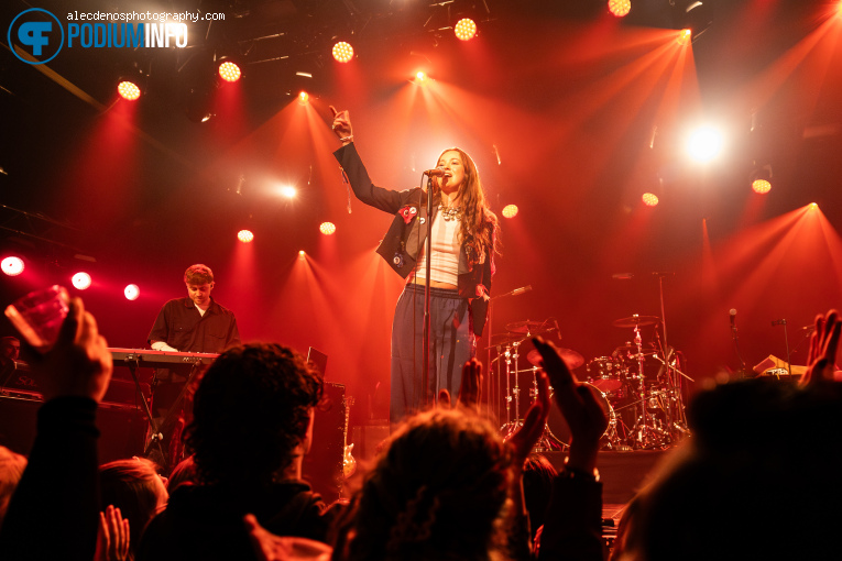 Bea and her Business op mxmtoon - 16/04 - Melkweg foto