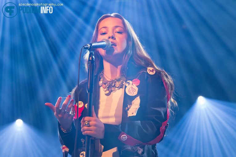 Bea and her Business op mxmtoon - 16/04 - Melkweg foto