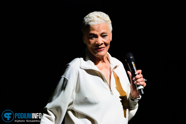 Dionne Warwick op Dionne Warwick - 11/04 - Koninklijk Theater Carré foto