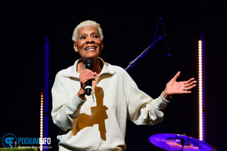 Dionne Warwick op Dionne Warwick - 11/04 - Koninklijk Theater Carré foto