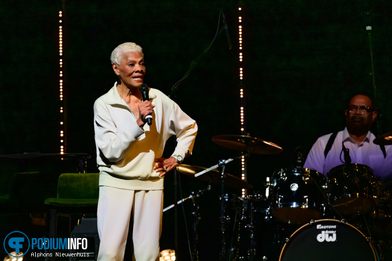 Dionne Warwick op Dionne Warwick - 11/04 - Koninklijk Theater Carré foto