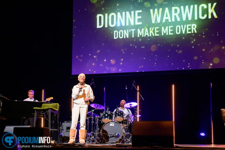 Dionne Warwick op Dionne Warwick - 11/04 - Koninklijk Theater Carré foto