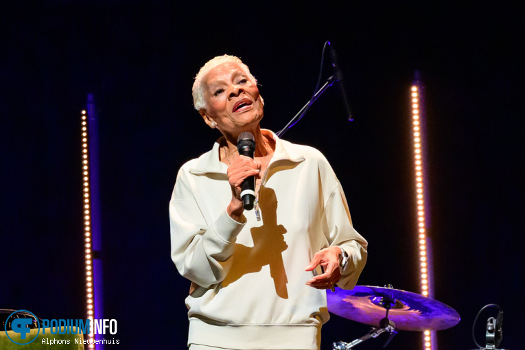 Dionne Warwick op Dionne Warwick - 11/04 - Koninklijk Theater Carré foto