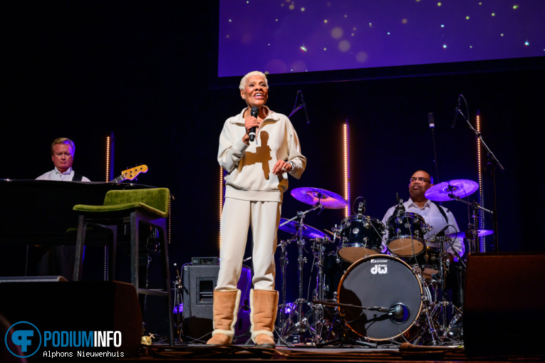 Dionne Warwick op Dionne Warwick - 11/04 - Koninklijk Theater Carré foto