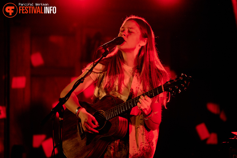 Anna B Savage op Motel Mozaïque (MOMO) 2025 foto