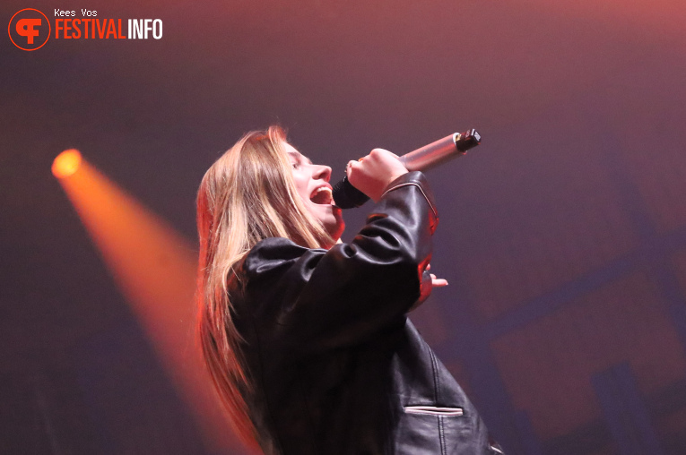 Roxy Dekker op Paaspop Schijndel 2025 - Vrijdag foto