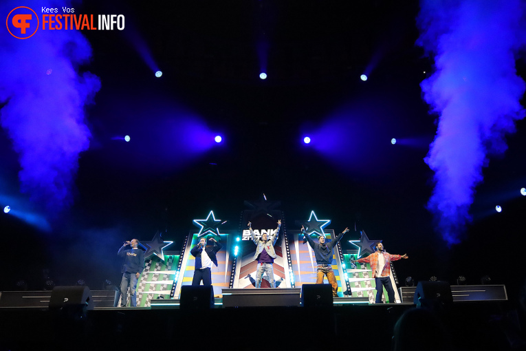 Bankzitters op Paaspop Schijndel 2025 - Vrijdag foto