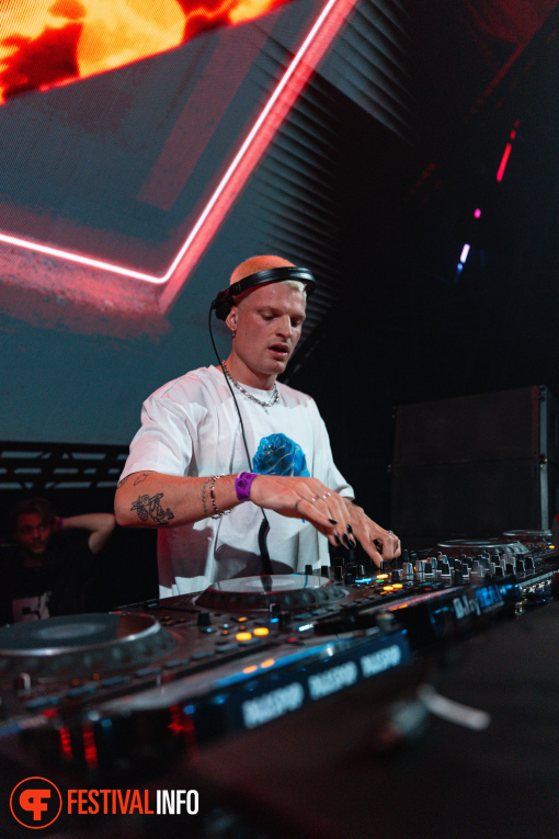 Sam Hofman op Paaspop Schijndel 2025 - Vrijdag foto