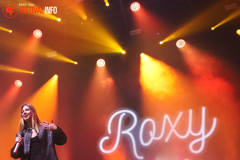 Roxy Dekker op Paaspop Schijndel 2025 - Vrijdag foto