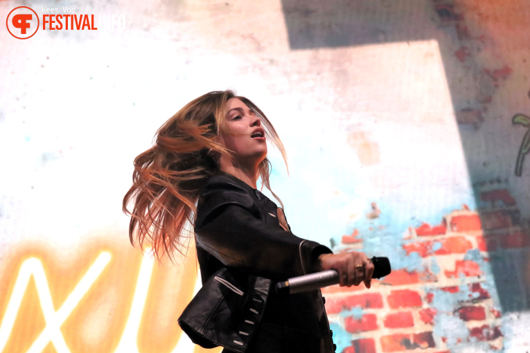 Roxy Dekker op Paaspop Schijndel 2025 - Vrijdag foto
