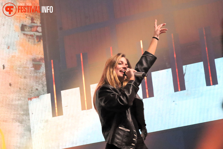 Roxy Dekker op Paaspop Schijndel 2025 - Vrijdag foto