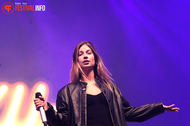 Roxy Dekker op Paaspop Schijndel 2025 - Vrijdag foto