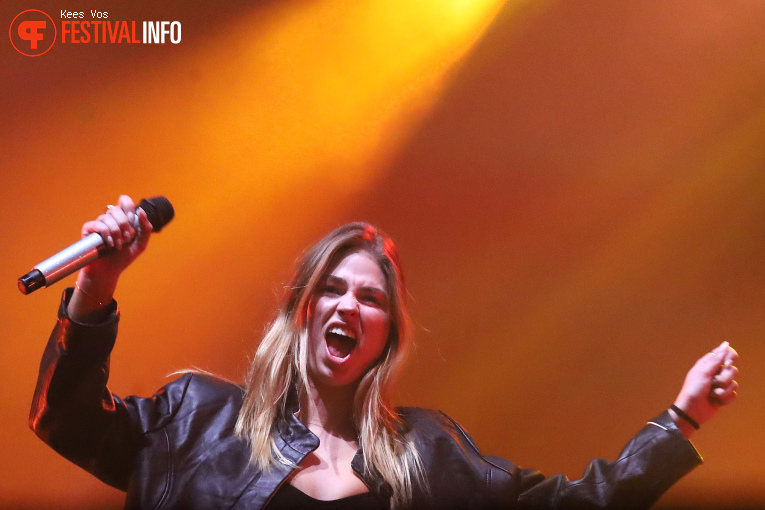 Roxy Dekker op Paaspop Schijndel 2025 - Vrijdag foto