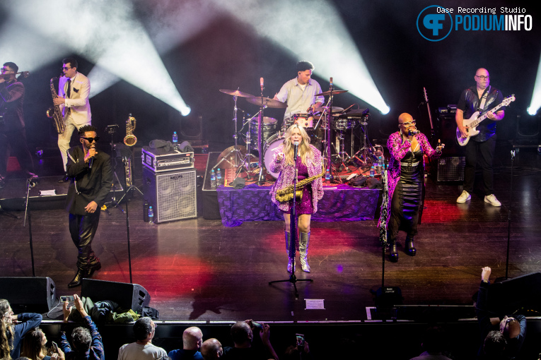 Shelby J. op Candy Dulfer Presents The Purple Jam - 21/04 - TivoliVredenburg foto