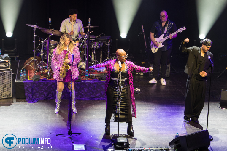 Shelby J. op Candy Dulfer Presents The Purple Jam - 21/04 - TivoliVredenburg foto