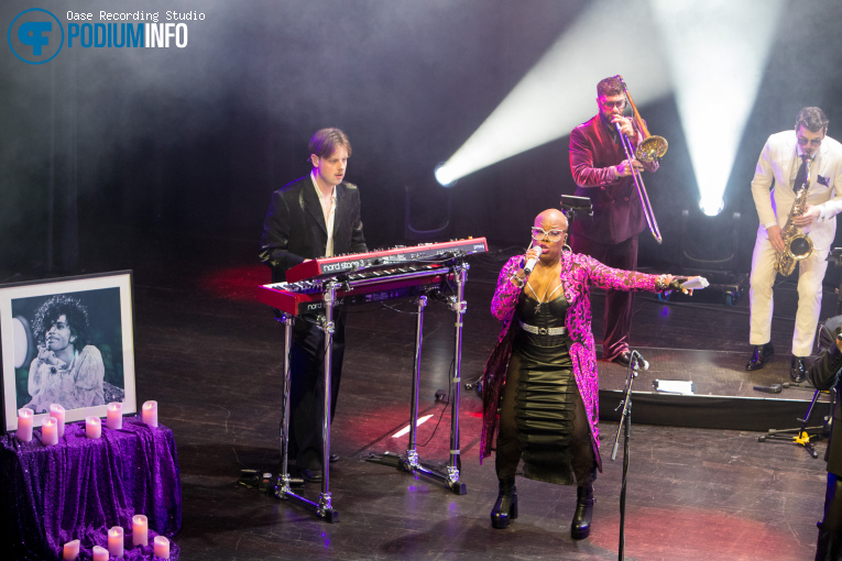 Shelby J. op Candy Dulfer Presents The Purple Jam - 21/04 - TivoliVredenburg foto