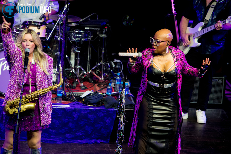 Shelby J. op Candy Dulfer Presents The Purple Jam - 21/04 - TivoliVredenburg foto