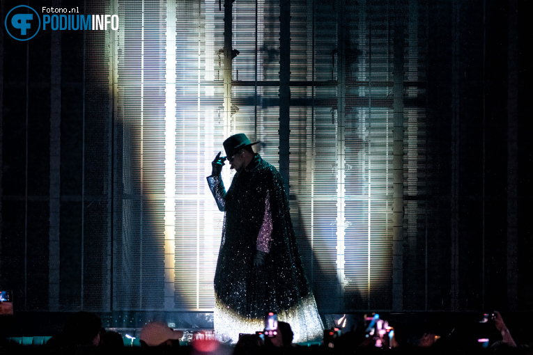Usher op Usher PAST PRESENT FUTURE TOUR - 22/04 - Ziggo Dome foto