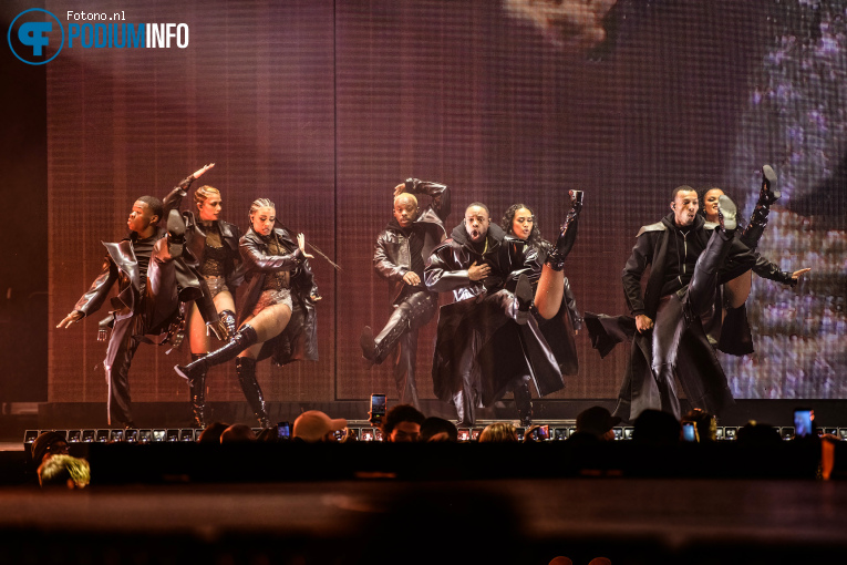 Usher op Usher PAST PRESENT FUTURE TOUR - 22/04 - Ziggo Dome foto