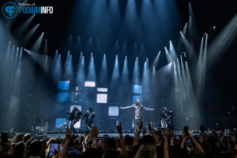 Usher op Usher PAST PRESENT FUTURE TOUR - 22/04 - Ziggo Dome foto