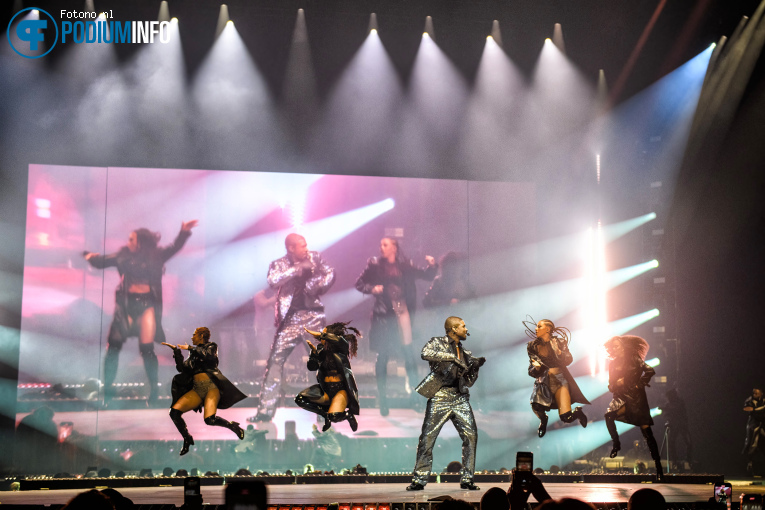Usher op Usher PAST PRESENT FUTURE TOUR - 22/04 - Ziggo Dome foto