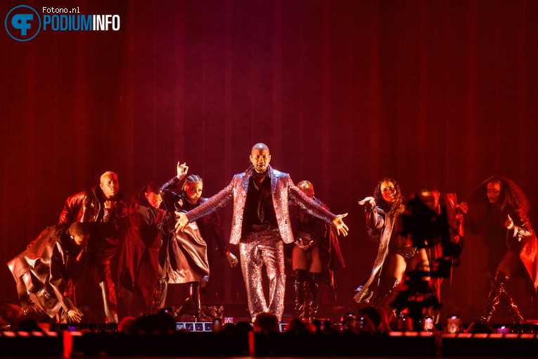 Usher op Usher PAST PRESENT FUTURE TOUR - 22/04 - Ziggo Dome foto