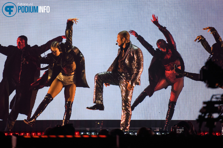 Usher op Usher PAST PRESENT FUTURE TOUR - 22/04 - Ziggo Dome foto