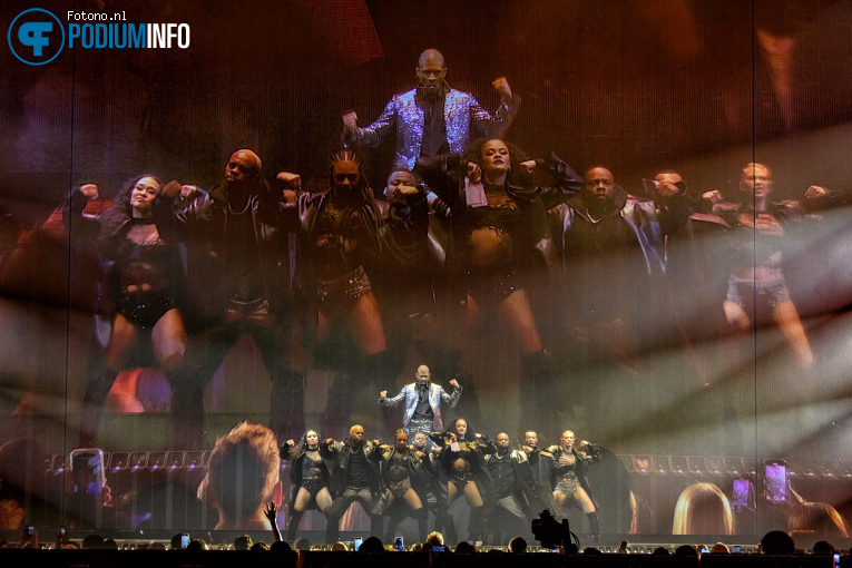 Usher op Usher PAST PRESENT FUTURE TOUR - 22/04 - Ziggo Dome foto