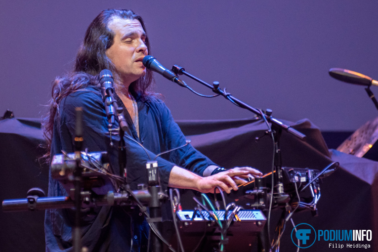 Morgan Sorne op Bear McCreary - 26/04 - TivoliVredenburg foto