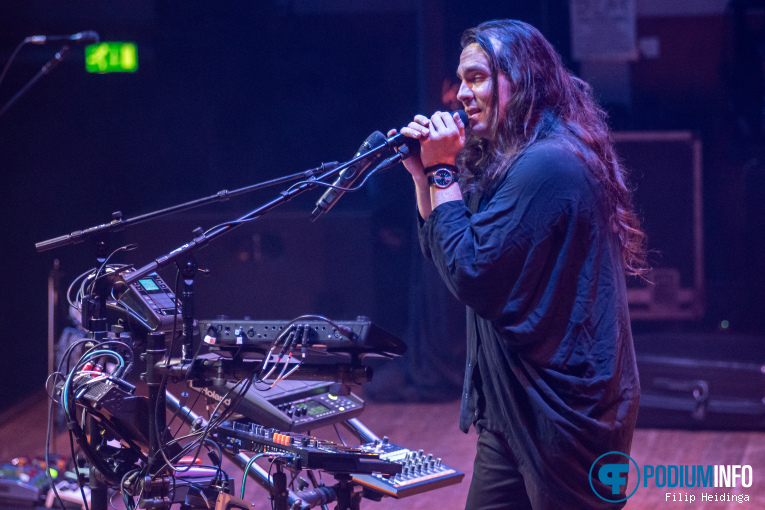 Morgan Sorne op Bear McCreary - 26/04 - TivoliVredenburg foto