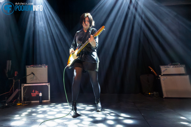 Miki Berenyi op Miki Berenyi Trio + Lol Tolhurst - 01/05 - Patronaat foto