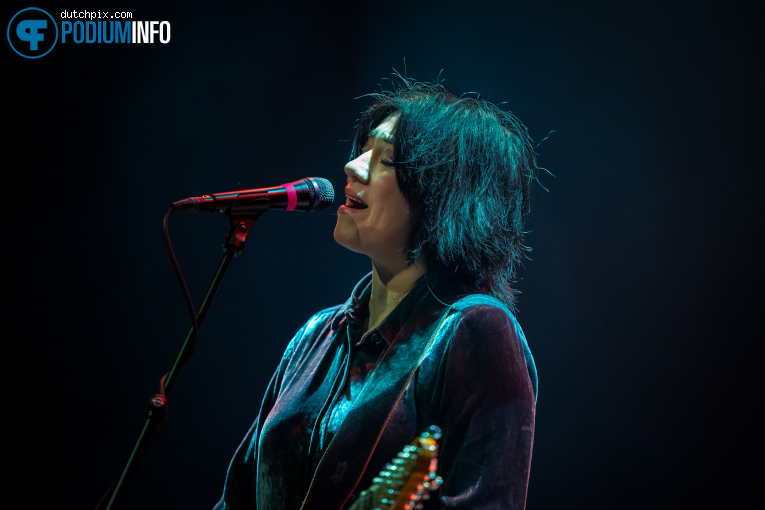 Miki Berenyi op Miki Berenyi Trio + Lol Tolhurst - 01/05 - Patronaat foto