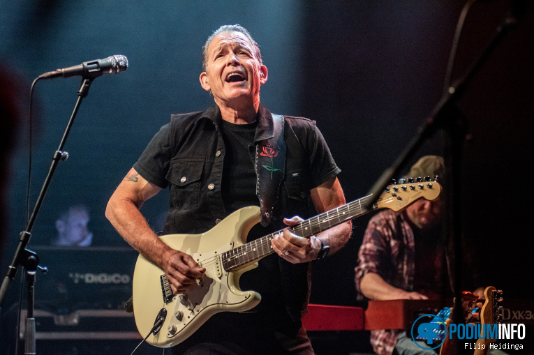 Tommy Castro & The Painkillers op Tommy Castro & The Painkillers - 01/05 - Metropool Enschede foto
