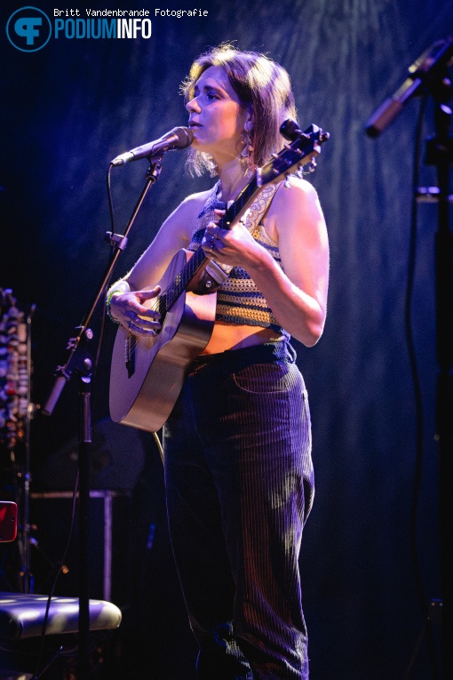 Rachèl Louise op Gizmo Varillas - 02/05 - TivoliVredenburg foto