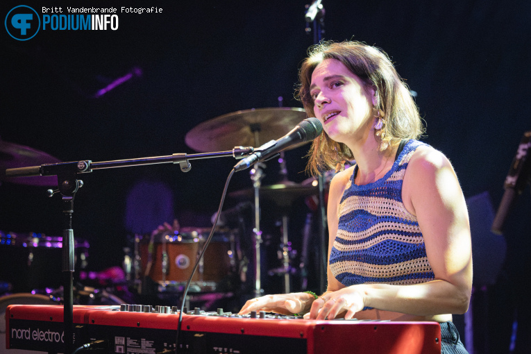 Rachèl Louise op Gizmo Varillas - 02/05 - TivoliVredenburg foto