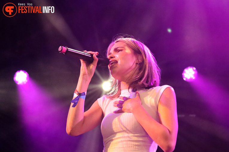 Zoë Tauran op Bevrijdingsfestival Brabant 2025 foto