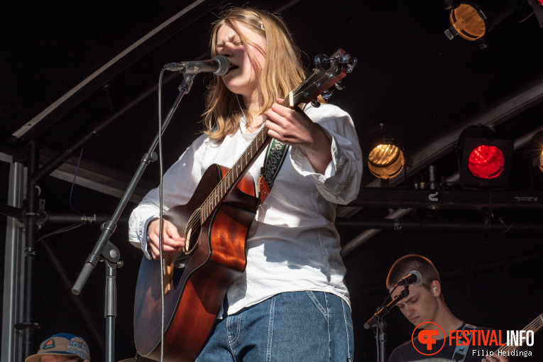 Famke op Bevrijdingsfestival Overijssel 2025 foto