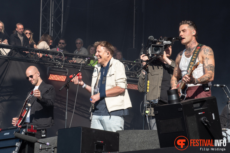 Douwe Bob op Bevrijdingsfestival Overijssel 2025 foto