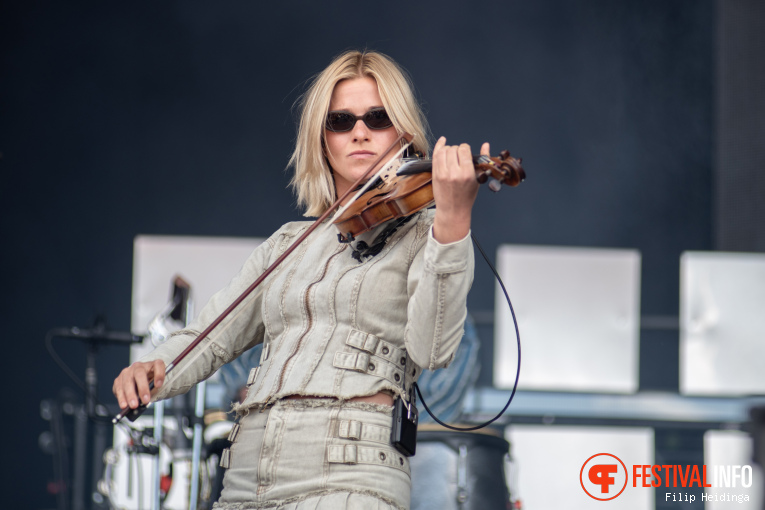 Son Mieux op Bevrijdingsfestival Overijssel 2025 foto