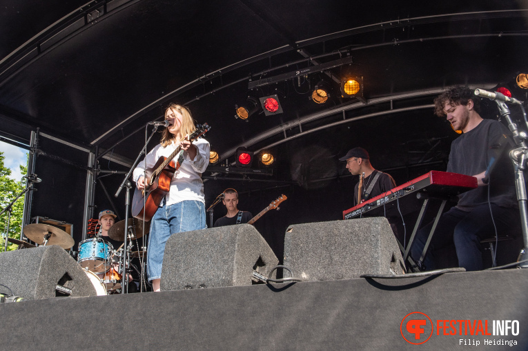 Famke op Bevrijdingsfestival Overijssel 2025 foto