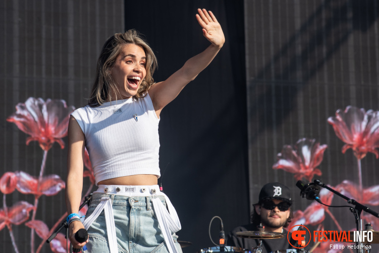 Zoë Tauran op Bevrijdingsfestival Overijssel 2025 foto