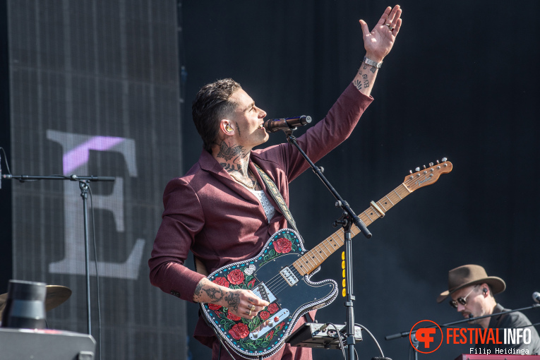 Douwe Bob op Bevrijdingsfestival Overijssel 2025 foto