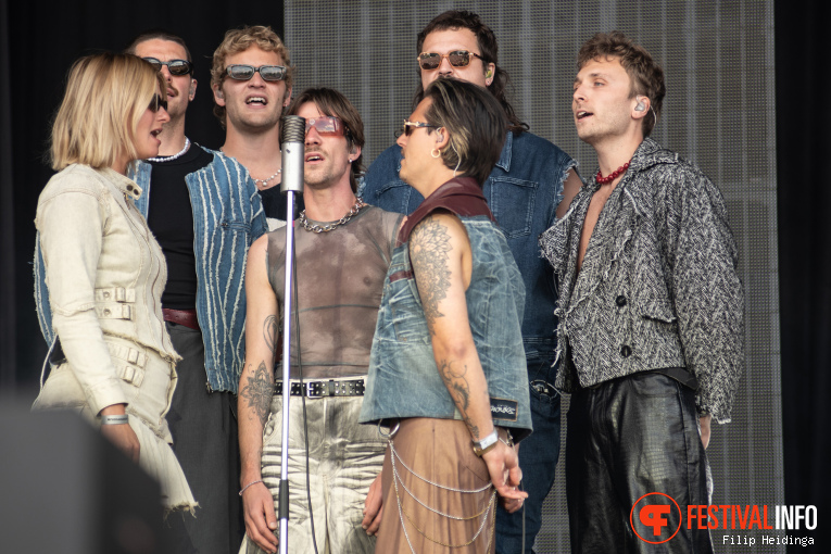 Son Mieux op Bevrijdingsfestival Overijssel 2025 foto