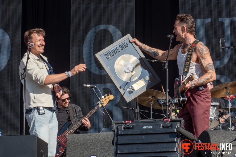 Douwe Bob op Bevrijdingsfestival Overijssel 2025 foto