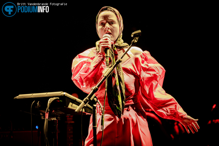 Roufaida op Tinariwen - 01/06 - Effenaar foto