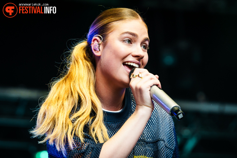Roxy Dekker op Dauwpop 2025 foto